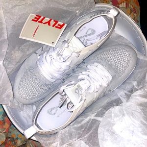 NWT Nfinity Flyte Sz 6